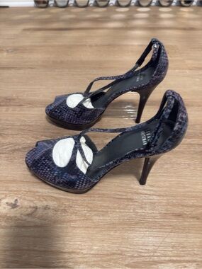 NWOB Stuart Weitzman Purple Snakeskin T-Strap Platform Heels